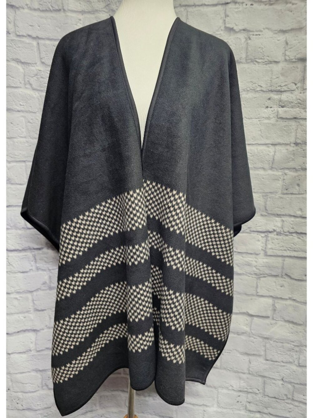 NEW Ike Behar One Size Black Fleece Sherpa Lined Poncho Sweater Overlay Gray Str